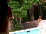 Vidéo porno mobile : Jolie blonde attrapée dans la piscine